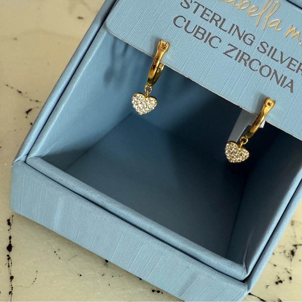 BRAND NEW | HEART HUGGIE EARRINGS
